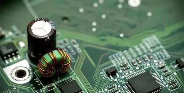 干冰清洗PCB板能節(jié)省超過(guò)75%的清洗費(fèi)用，大大增加良品率