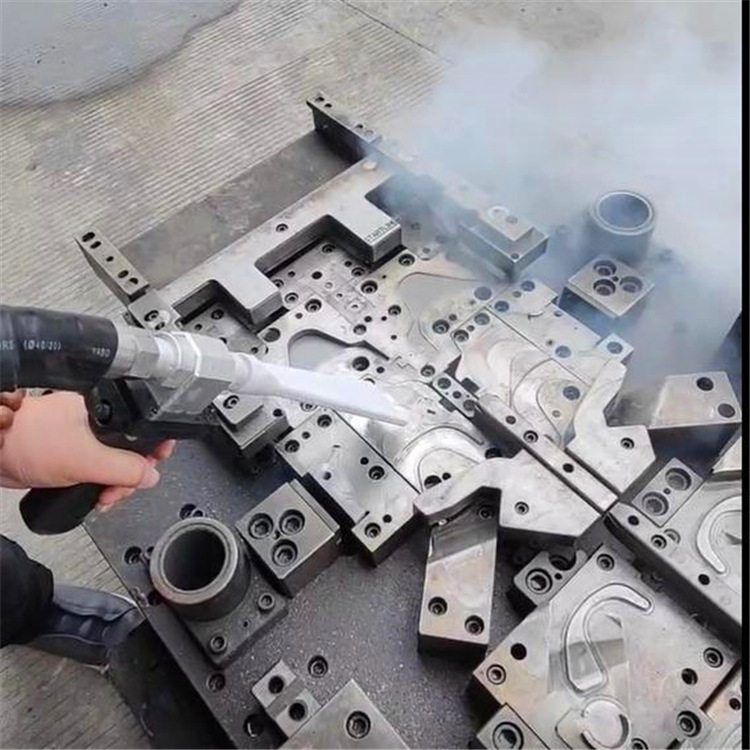 干冰清洗：汽車發(fā)動機(jī)積碳的環(huán)保清潔解決方案
